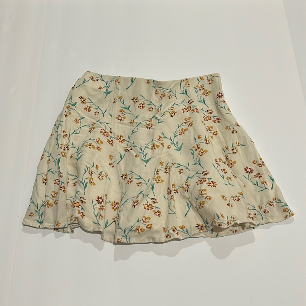 American Eagle Women’s white floral mini skirt